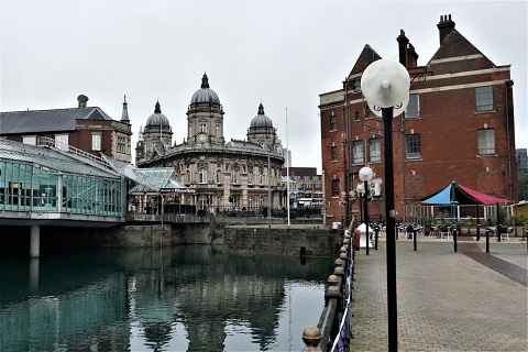 Kade langs de voormalige handelshaven van Hull in het midden het scheepvaartmuseum