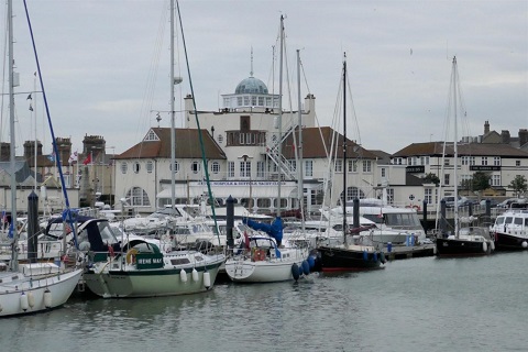 Lowestoft gastensteiger en clubhuis van de Royal Norfolk and Suffolk Yacht Club