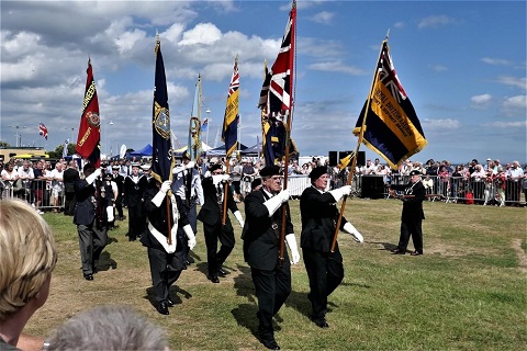 Veteranen dragen de vlaggen van hun regimenten op Armed Forces Day in Lowestoft