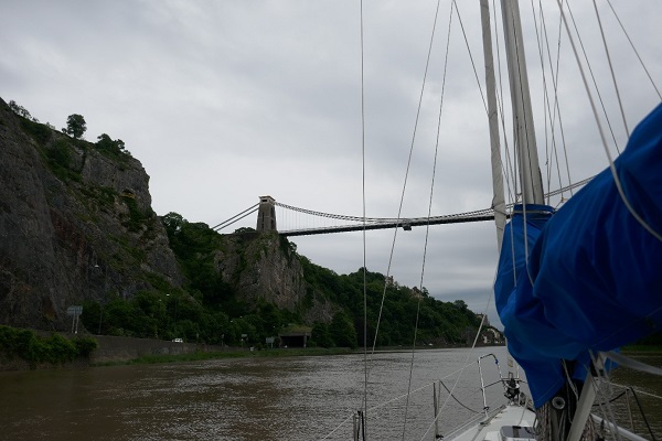 Bijna in Bristol een paar honderd meter na de brug komt de sluis