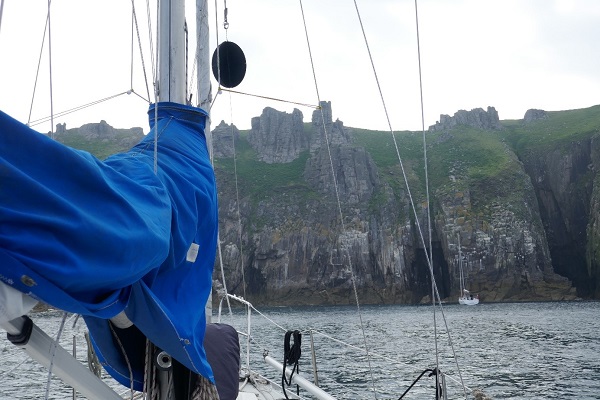 Voor anker in Jennys Cove het onrustige ankerplekje bij Lundy