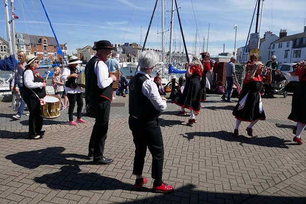 Folkfestival in Weymouth op de kade worden traditionele Dorsetse dansjes uitgevoerdjpg
